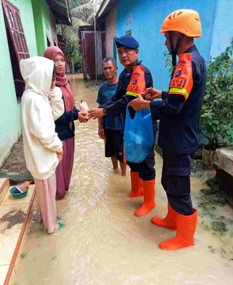 Tanggul Sungai Jebol Brimob Polda Sumut Gerak Cepat Evakuasi Warga