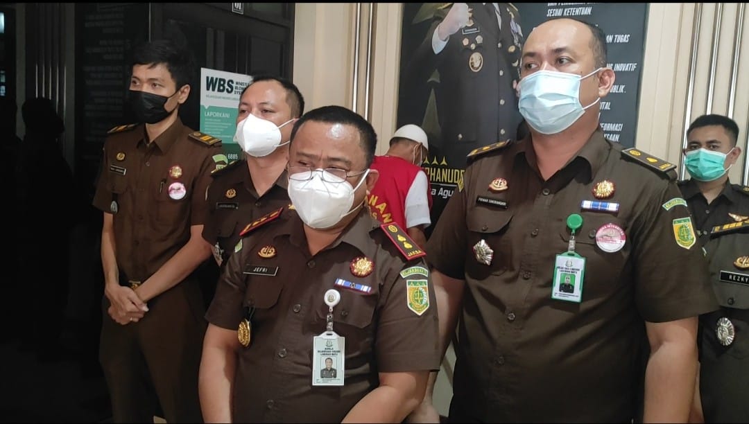 Kejari Labuhanbatu Resmi Tahan Dua Tersangka Kasus Korupsi Bumdes ...